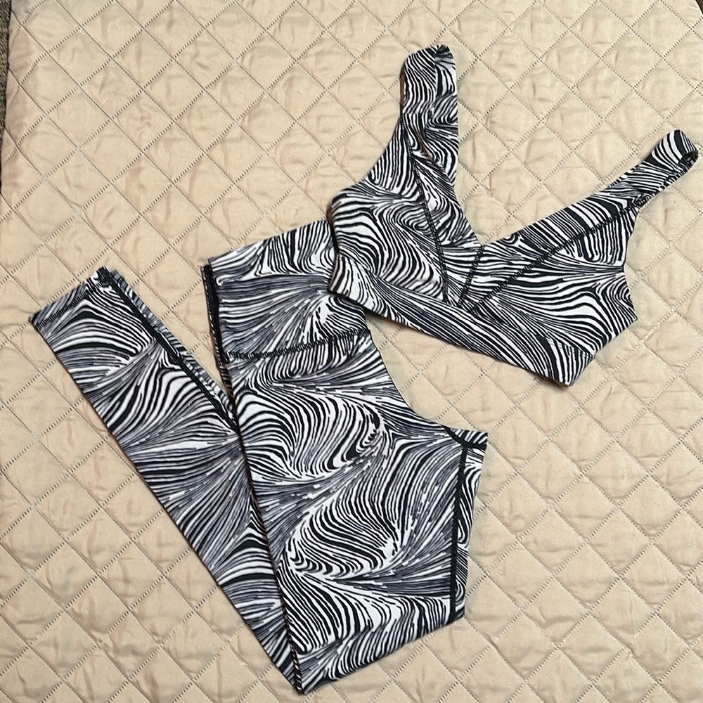Glyder Small Yoga Leggings and sports bra. Like new.
